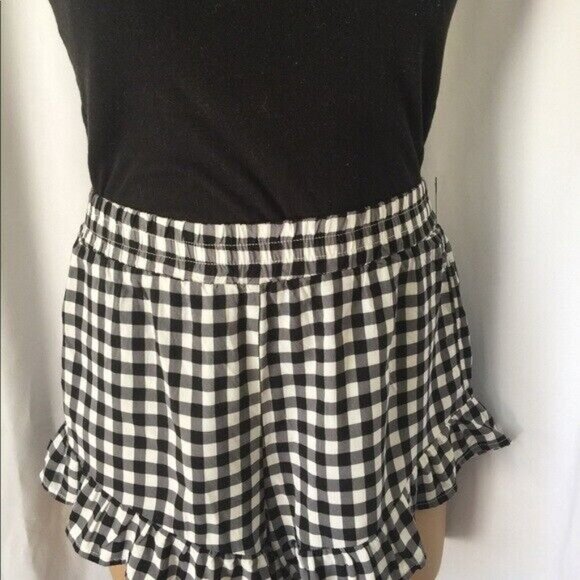 Forever 21 black & white checked Shorts Ruffled Hem - Picture 2 of 5